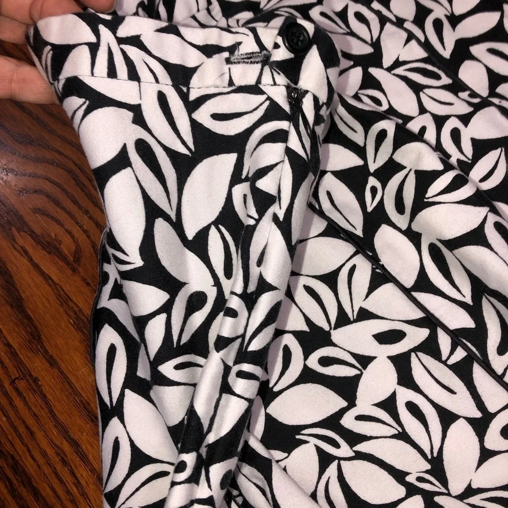 DRESSBARN WOMAN SIZE 20 W BLACK & WHITE FLORAL PAISLEY FULL SKIRT.